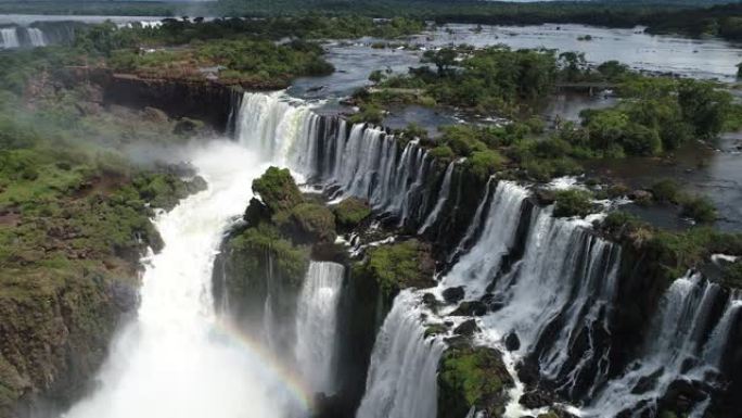 鸟瞰图的瀑布Iguaçu, Foz do Iguaçu，巴西和阿根廷的米塞内斯旅游点。伟大的景观。被