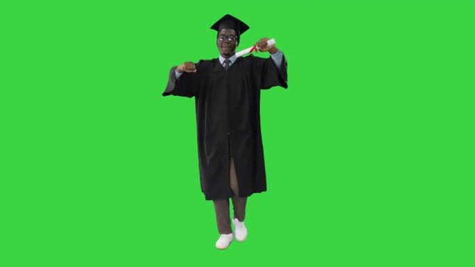 非裔美国学生在绿色屏幕上微笑着走路，色度键