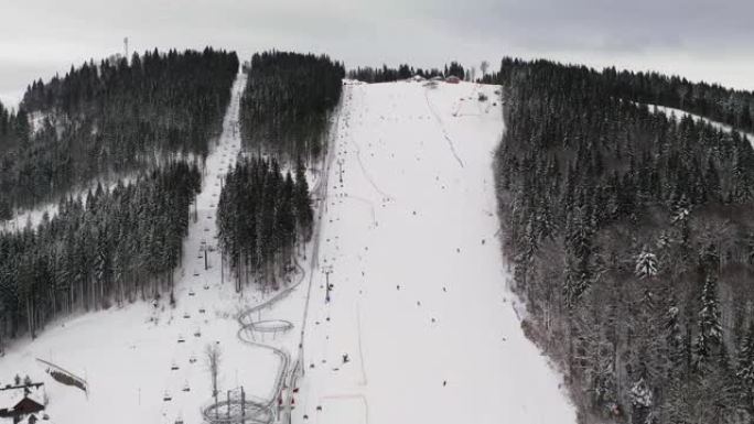 山坡度假村滑雪者斜坡的空中俯视