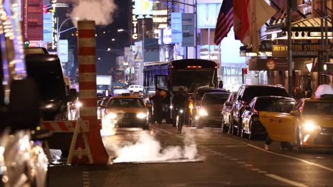 纽约曼哈顿-2019年9月18日: 在美国纽约时代广场，百老汇的数字广告和灯火通明的广告牌上，人和汽