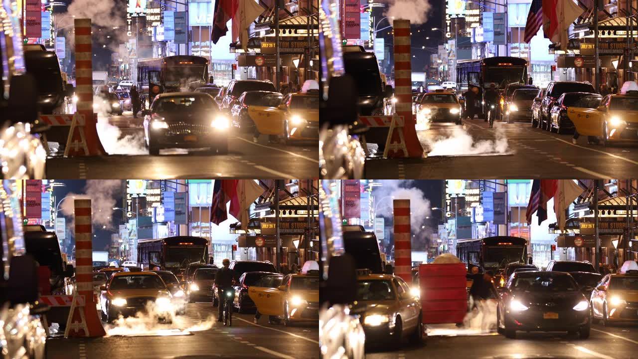 纽约曼哈顿-2019年9月18日: 在美国纽约时代广场，百老汇的数字广告和灯火通明的广告牌上，人和汽
