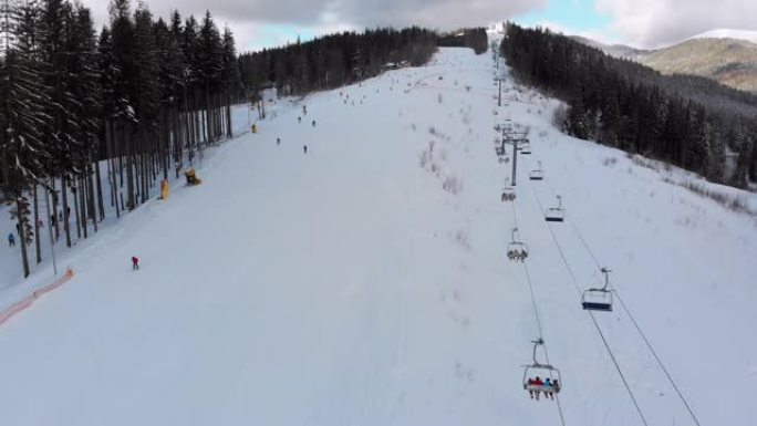 冬季滑雪场上滑雪者和滑雪缆车的滑雪场鸟瞰图