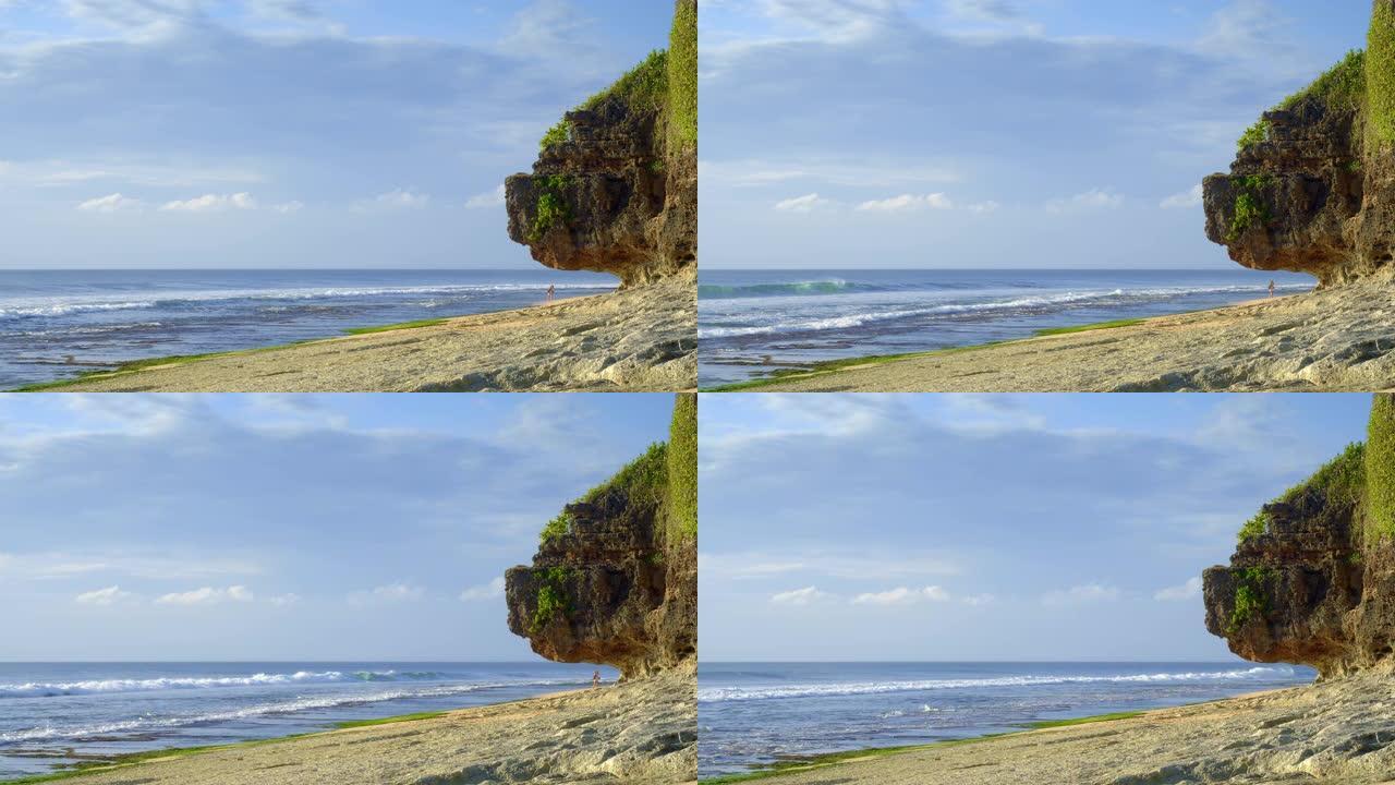 低潮期间的岩石海滩，白浪和飞溅