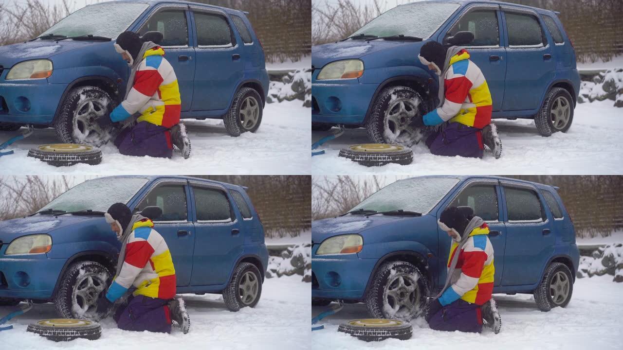 冬天，飘着雪。路上的人的车有问题。他正试图更换车轮，但他不能，然后他打电话给道路援助公司寻求帮助