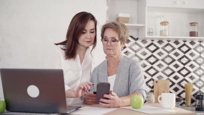 高级祖母正在通过智能手机在线学习购物付款