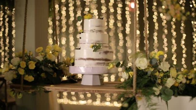 婚礼招待会上漂亮的白色结婚蛋糕。