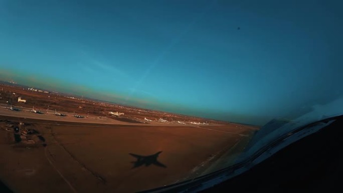 飞机的影子漂浮在地面上
