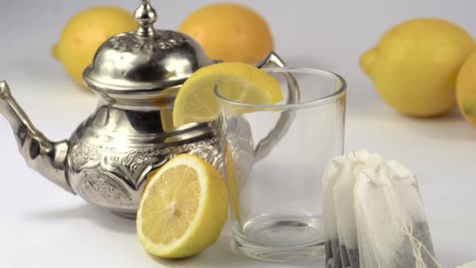 茶壶和玻璃杯静物中的柠檬茶