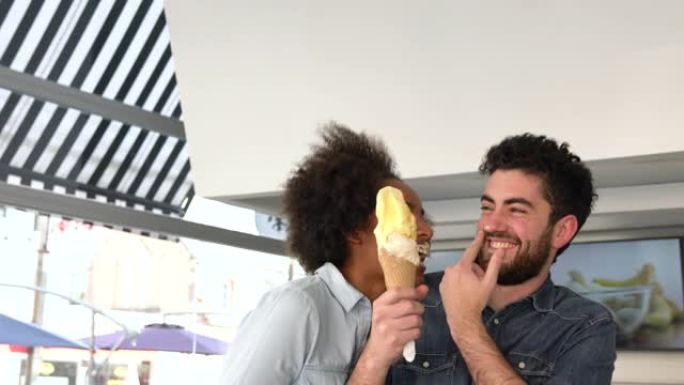 恋爱中的美丽拉丁美洲夫妇，在icre cream商店享用冰淇淋