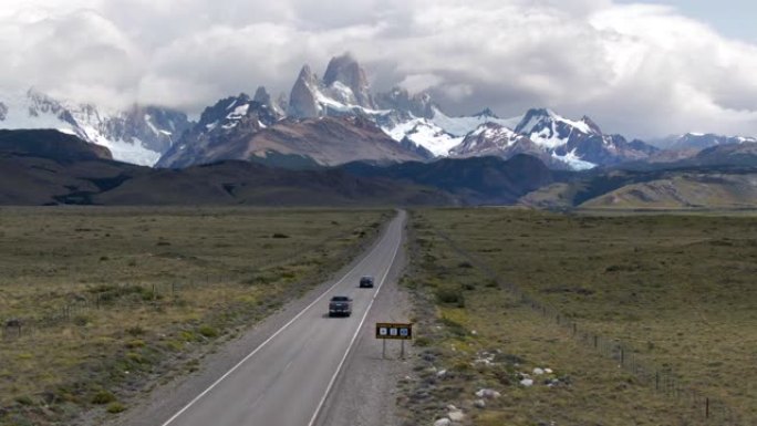 巴塔哥尼亚景观，阿根廷埃尔查尔滕路的鸟瞰图，背景显示菲茨罗伊山