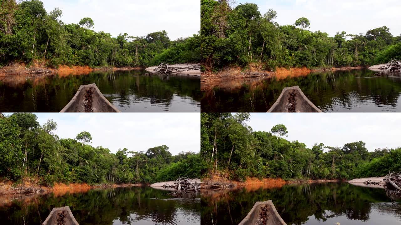 在科罗科罗河的土著独木舟上航行。亚马逊国家委内瑞拉