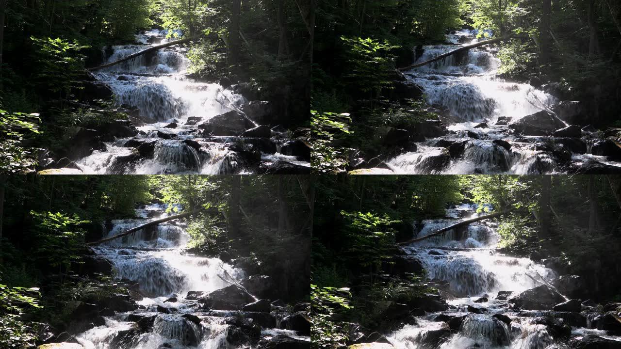 加拿大魁北克夏季的瀑布