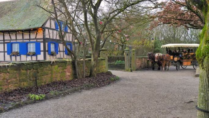 骑马漫步穿过中世纪的村庄