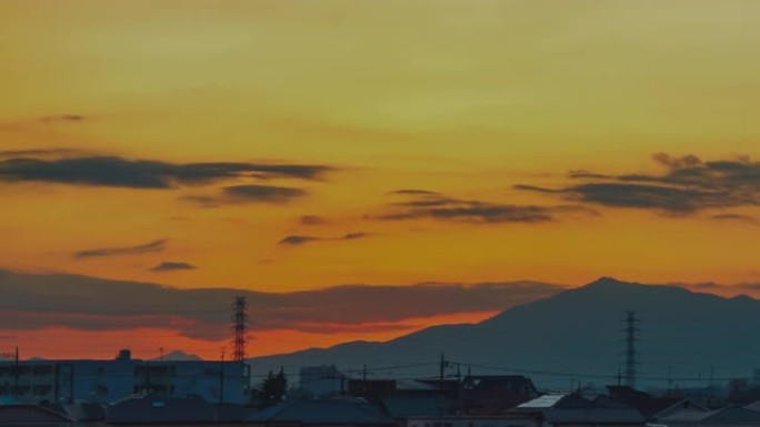 在横滨郊区的夜景中，您可以看到Tanzawa山脉