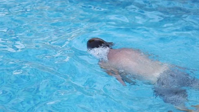 老年人在游泳池游泳，老年人锻炼有氧运动