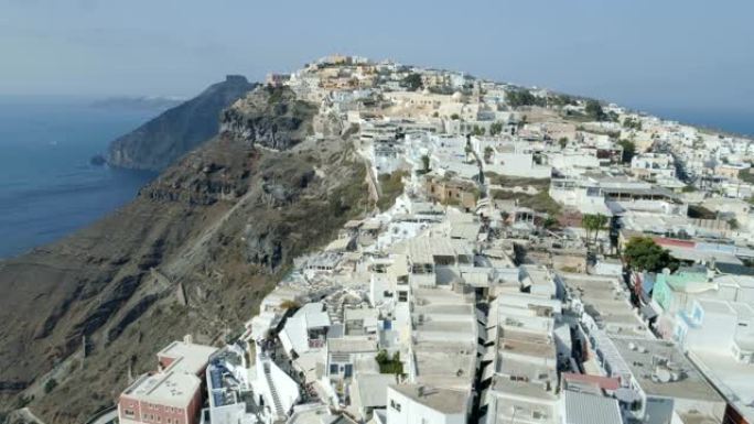 希腊著名度假胜地锡拉的鸟瞰图。