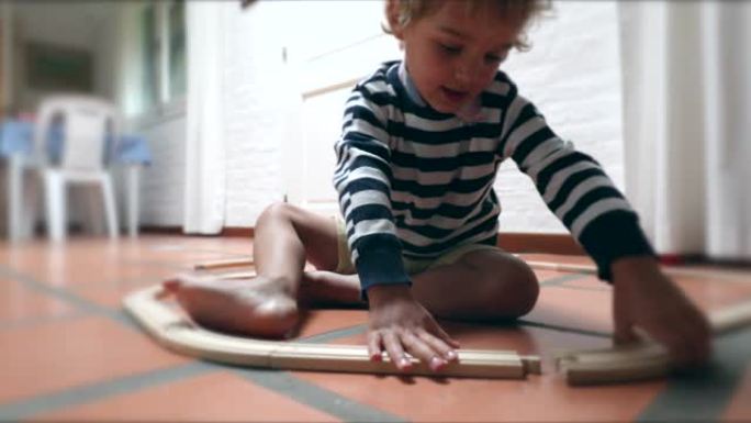 男婴玩木制汽车玩具儿童学习建筑道路