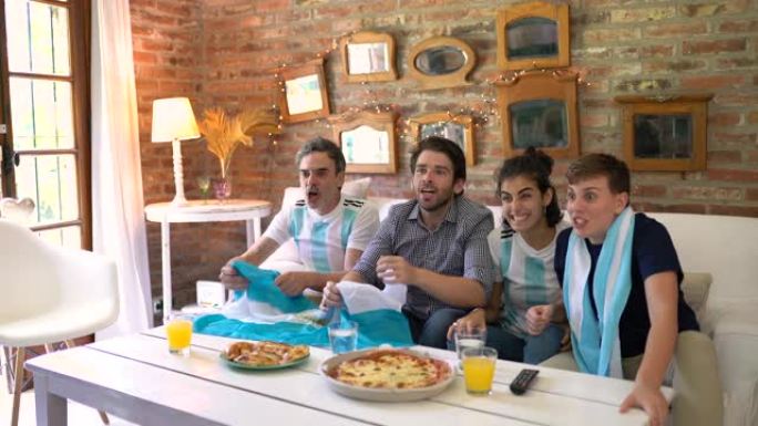 阿根廷足球迷欢快，尖叫着吃外卖披萨，看着足球比赛