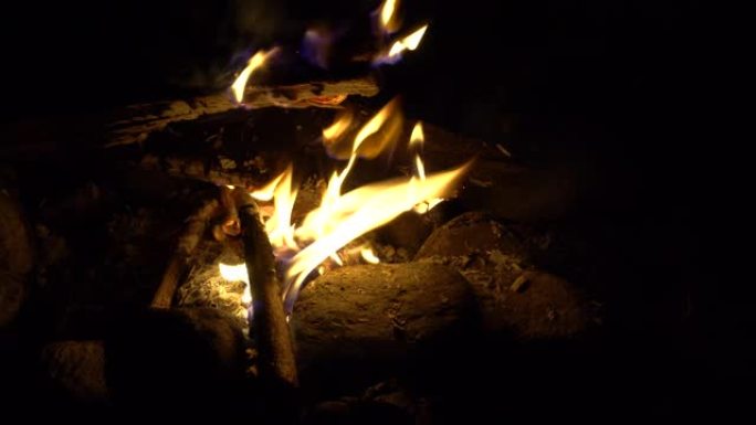 4k镜头篝火燃烧树木在晚上。