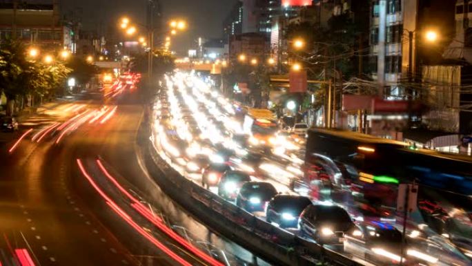 曼谷夜间交通堵塞 (Borommaratchachonnani路) 高峰时间。