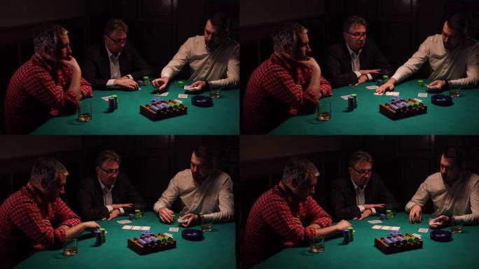 男子在黑暗的房间里的德州扑克比赛中翻牌
