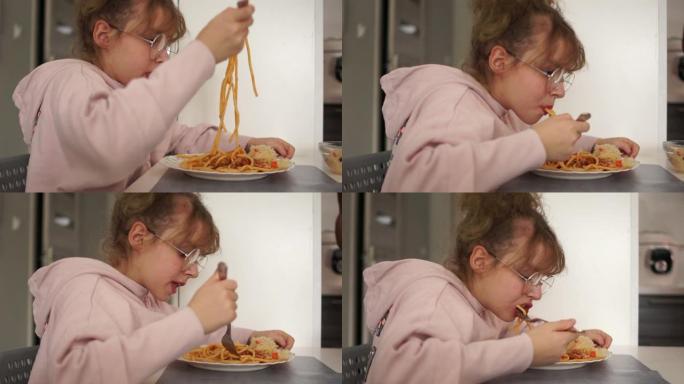 十几岁的女孩在学校食堂吃意大利肉酱。健康饮食女孩戴眼镜
