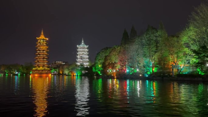 湖边的夜景