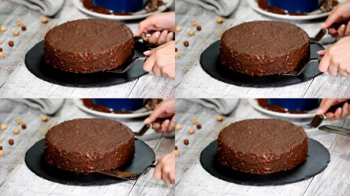 糖果店将巧克力慕斯蛋糕放在石板拼盘上。甜食。