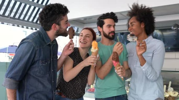 一群朋友在冰淇淋店一起吃冰淇淋和玩乐