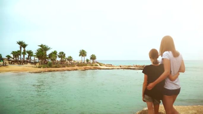 家人在塞浦路斯阿依纳帕的拉奇亚当斯海滩享受假期。