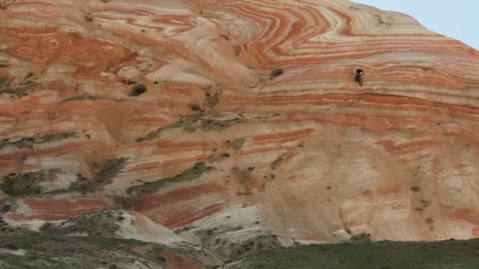 男子山地自行车在阿塞拜疆陡峭的地形上行驶。