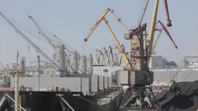 将散装物料装船，在港口用起重机装载货船。港口装货的货船