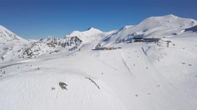 奥地利萨尔茨堡地Obertauern滑雪胜地滑雪场上滑雪者的鸟瞰图。