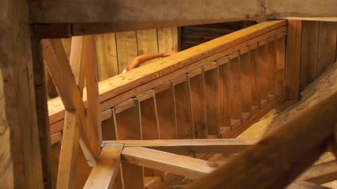 旧木制风车楼梯儿童爬高