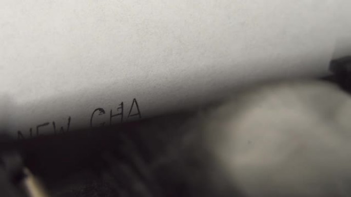 在旧的机械打字机上用黑色墨水键入新的篇章。