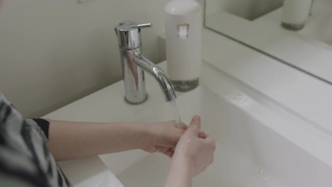 女孩彻底洗手以防止冠状病毒