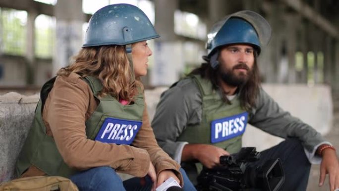 两个年轻的记者在战区