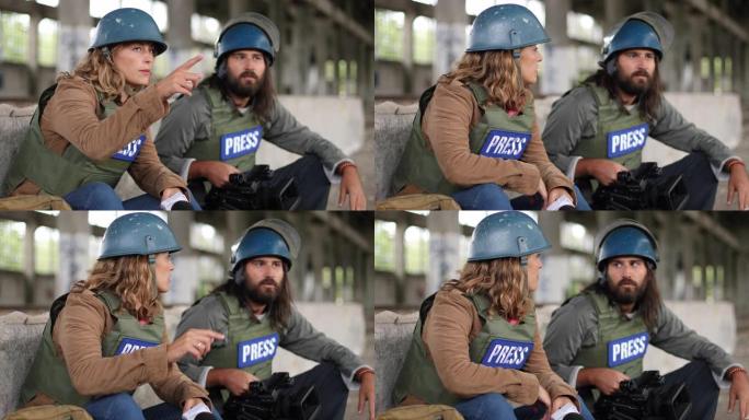 两个年轻的记者在战区