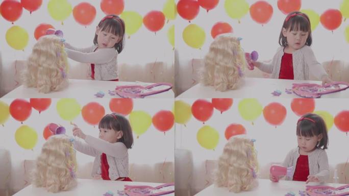 蹒跚学步的女孩假装在窗户背景下玩发型