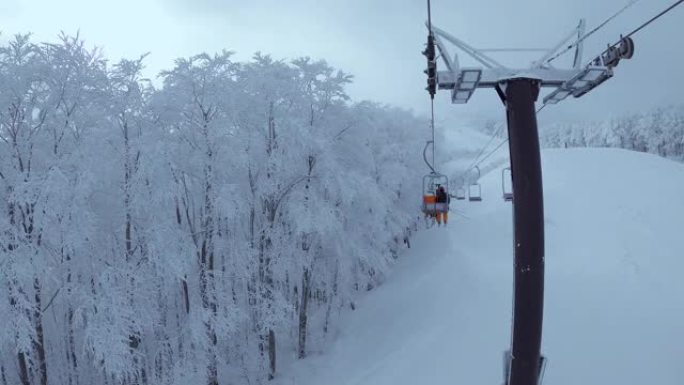 雾凇和滑雪缆车索道雪林雪场