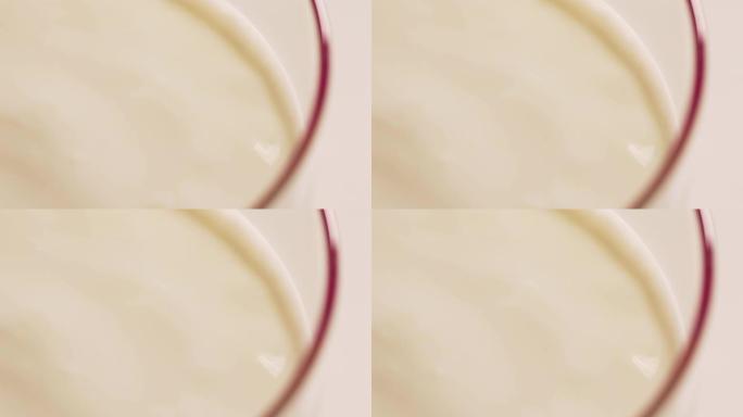 一个极端接近的宏观计划有机纯无麸质乳制品。光滑的酸奶表面在白色背景上的透明玻璃玻璃特写，isolat