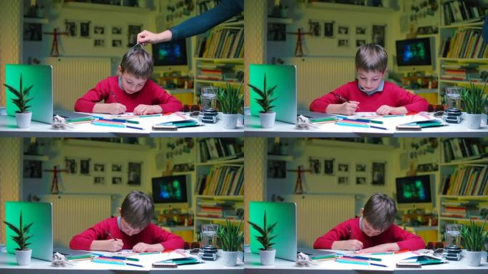 孩子在学校的桌子上做作业。