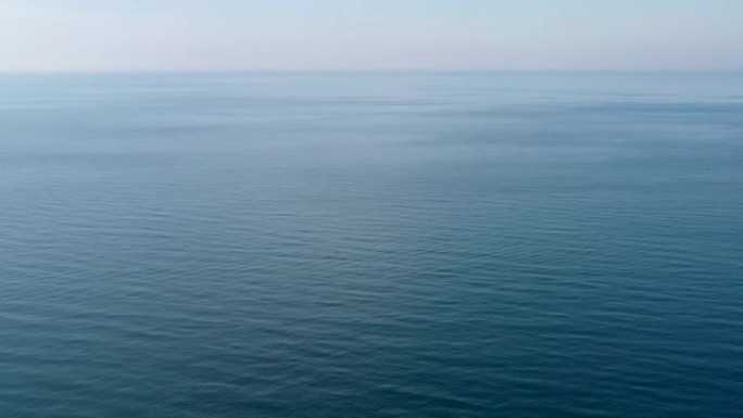 用船鸟瞰海景。辽阔大海航拍中国大海沙滩