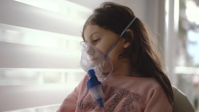 可爱的小女孩在家通过呼吸机吸气，4k视频