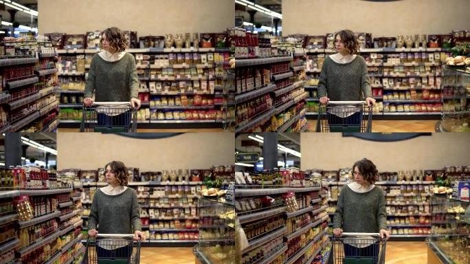 一个波浪形的女人的肖像，穿着休闲的衣服，正开着购物车穿过超市里满是货架的那排，环顾四周。漂亮女孩，日