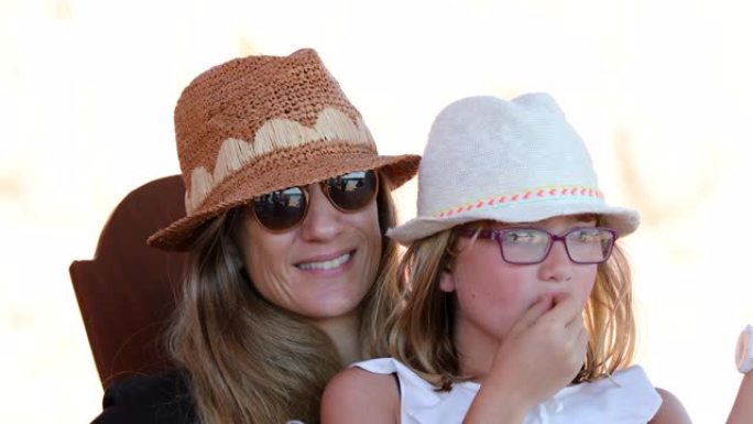 暑假期间女儿和母亲一起戴帽子