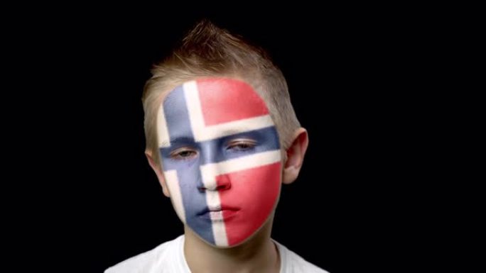 挪威足球队的伤心球迷。脸上涂着民族色彩的孩子。
