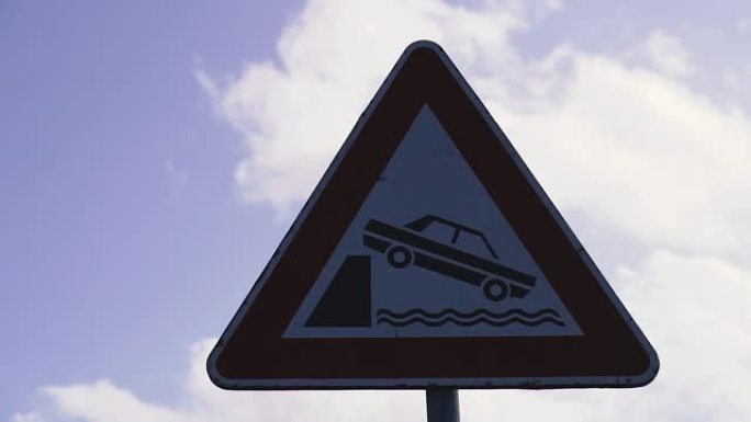 路标。指示汽车掉入水中风险的路标。