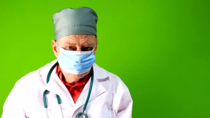 戴着医用口罩和带注射器的医用手套的高级成人医生正在准备注射。