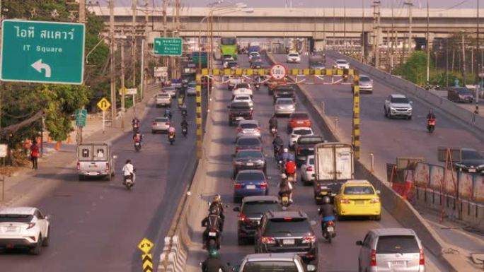 汽车，卡车，摩托车，公共汽车在泰国周五傍晚的交通拥堵道路上。